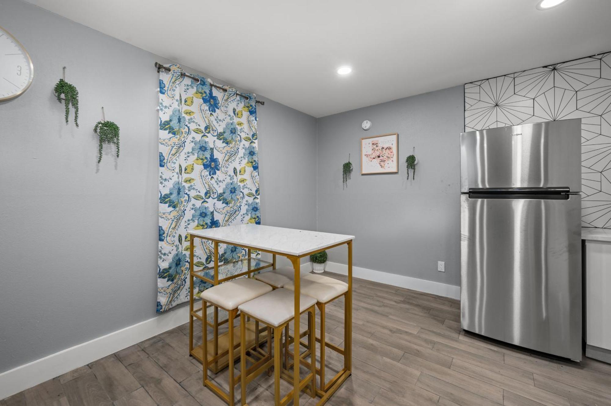 Comfortable 2Br Uptown Escape With Free Park Houston Bagian luar foto