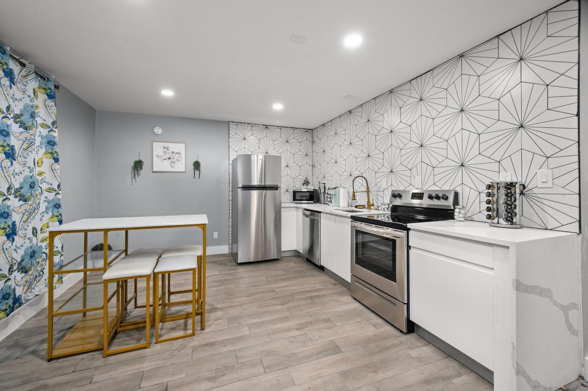 Comfortable 2Br Uptown Escape With Free Park Houston Bagian luar foto